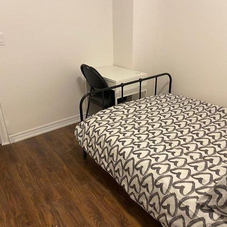 Budget Quad Room With En Suite Bathroom 36B トロント エクステリア 写真