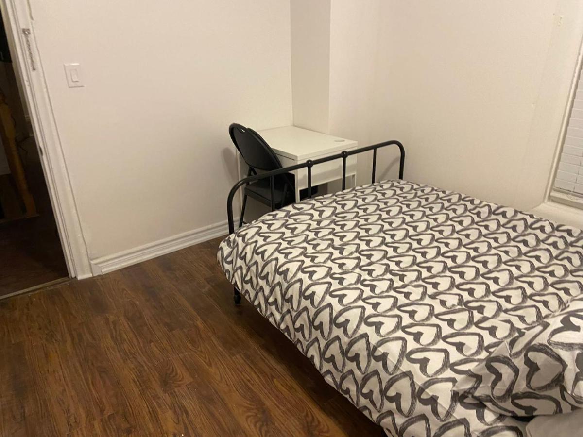 Budget Quad Room With En Suite Bathroom 36B トロント エクステリア 写真