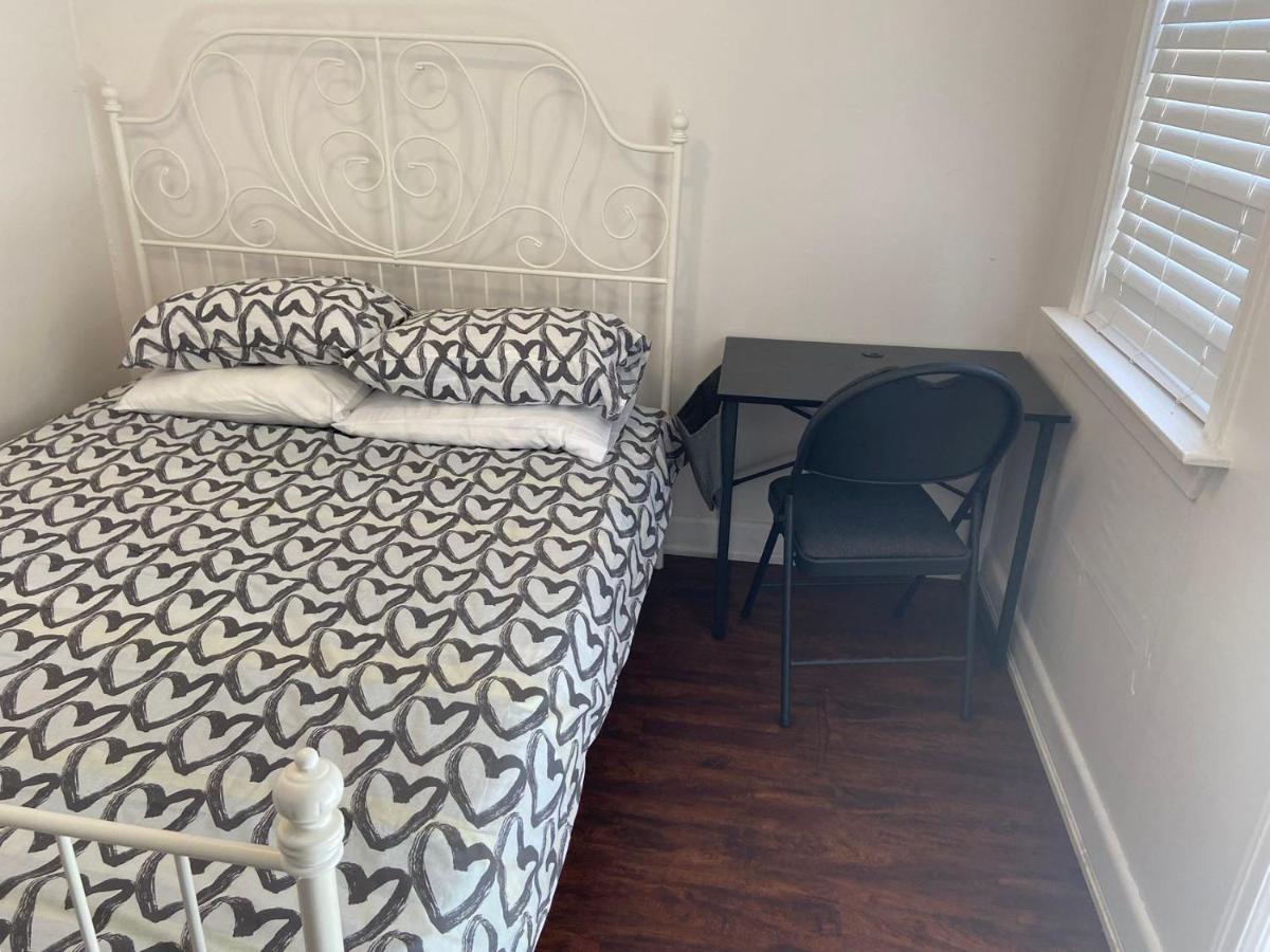 Budget Quad Room With En Suite Bathroom 36B トロント エクステリア 写真