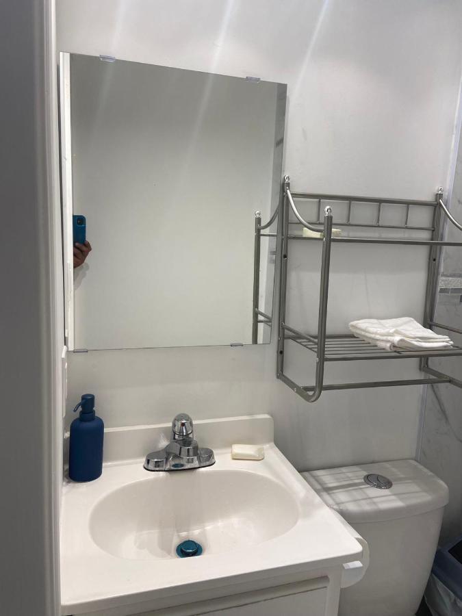Budget Quad Room With En Suite Bathroom 36B トロント エクステリア 写真
