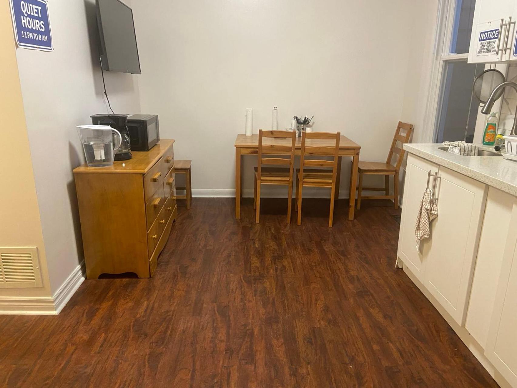 Budget Quad Room With En Suite Bathroom 36B トロント エクステリア 写真